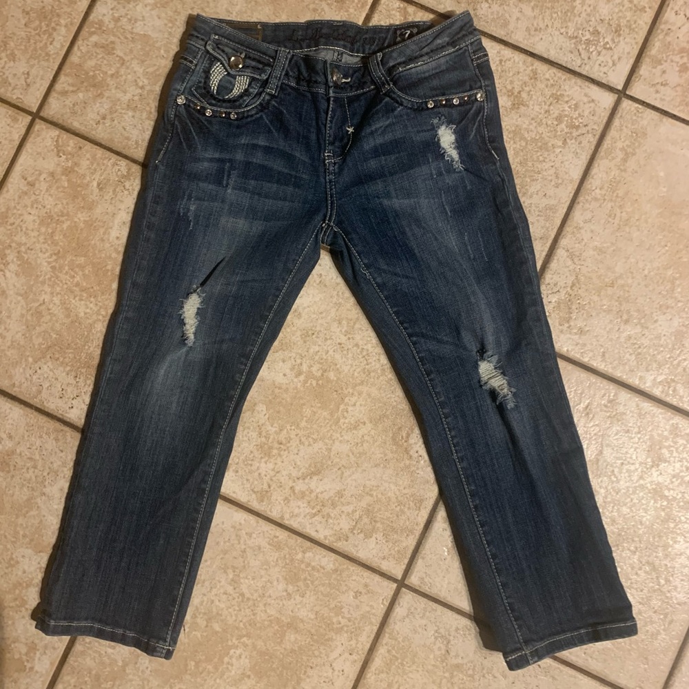 Cute pair of sz. 7 LAI junior capri jeans. Bling bling on back pockets.